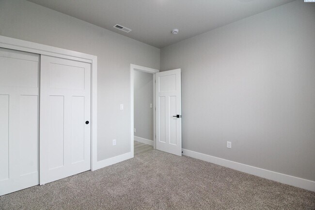 Building Photo - 3 Bedroom, 2 Bath Pasco Townhouse