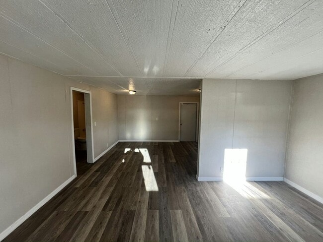 Building Photo - 2 Tower Manor Cir E