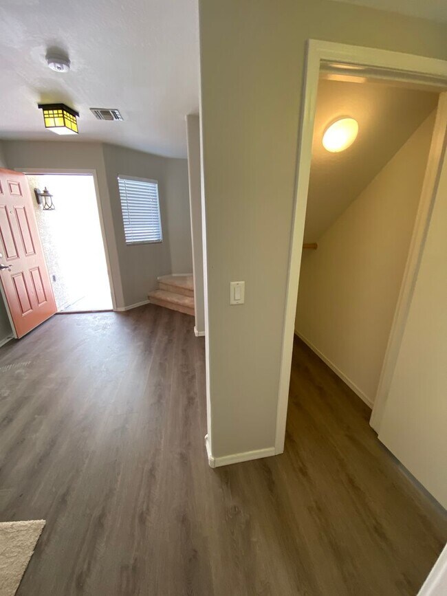 Building Photo - 4 Bedroom, 3 bath, two story with loft in ...