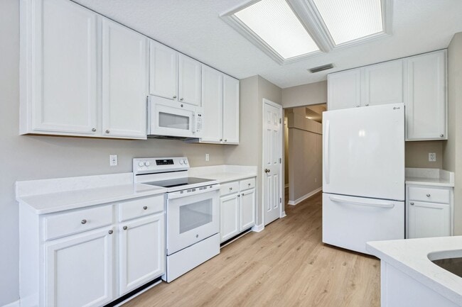 Building Photo - Central Island, 4 Bedroom + Office