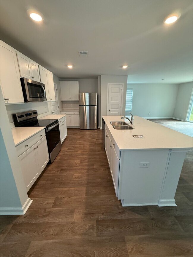 Building Photo - Spacious 4-Bedroom Home in Sought-After Lo...