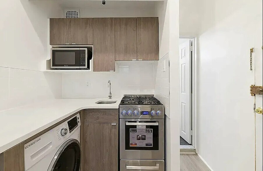 Building Photo - 340 W 48th St