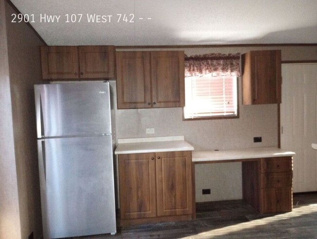 Building Photo - 2 bed 1 bath available!