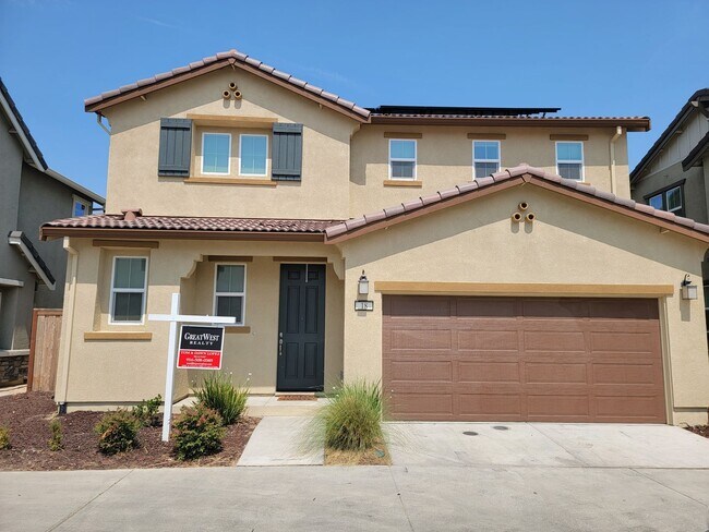 Building Photo - Beautiful 3 Bedroom 2.5 bath Home