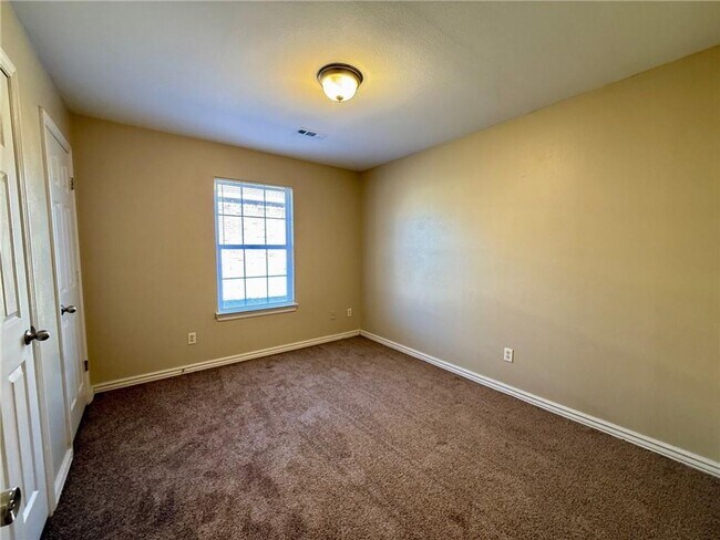 Building Photo - 335-335 Graystone Cir