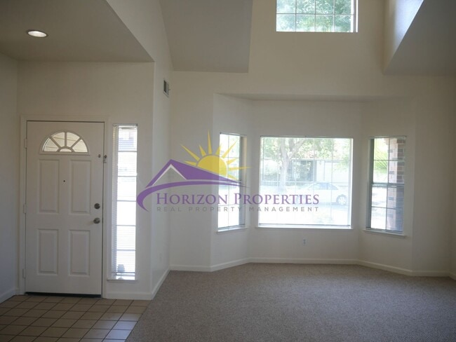 Building Photo - Unique 3 Bed 2.5 Bath 1,971sqft Single Fam...