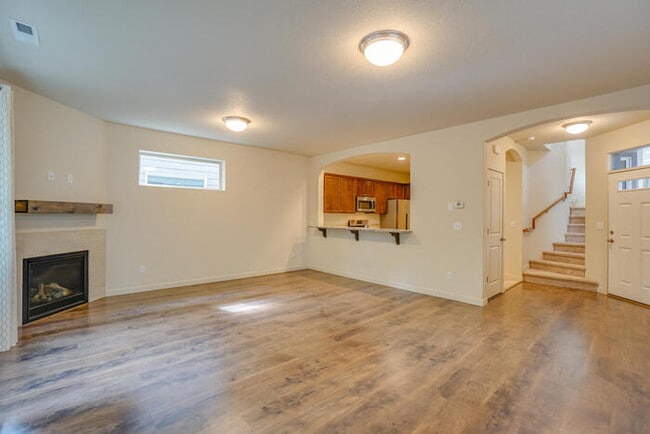 Building Photo - THREE BEDROOM HOUSE