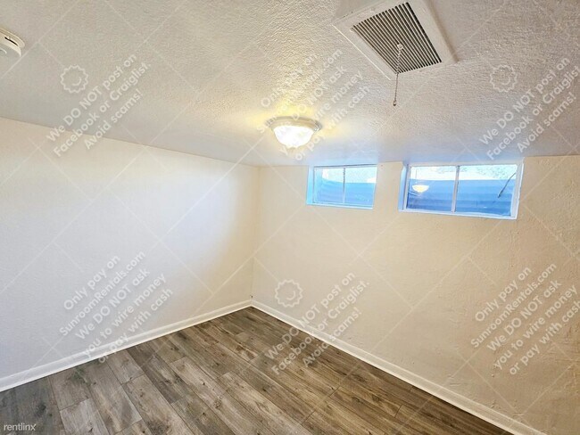 Building Photo - 2 br, 1 bath Duplex - 4300 S Acoma St