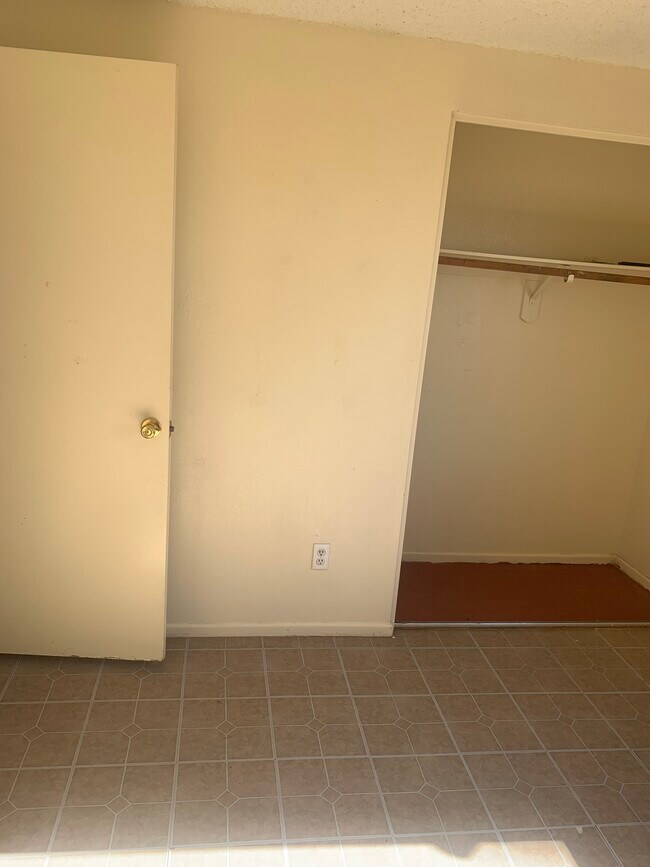 Building Photo - 4520 W Lynn Cir