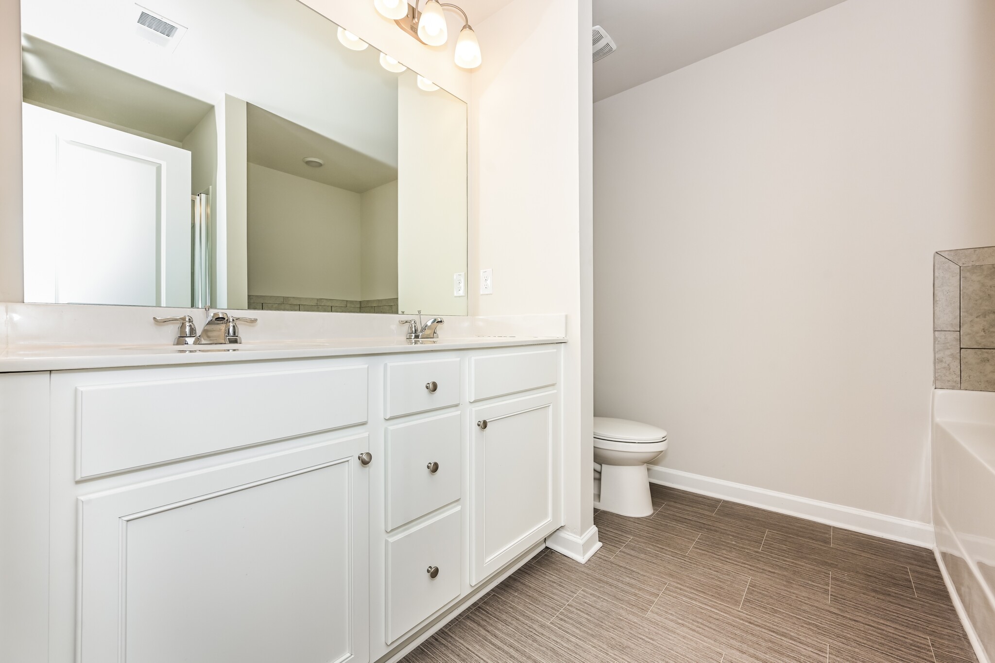 Building Photo - 3577 Saratoga Cir