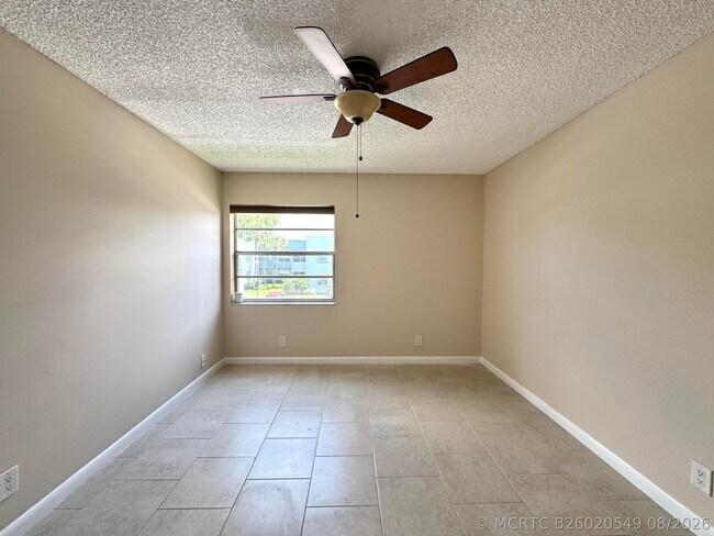 Building Photo - 900 Normandy Ln