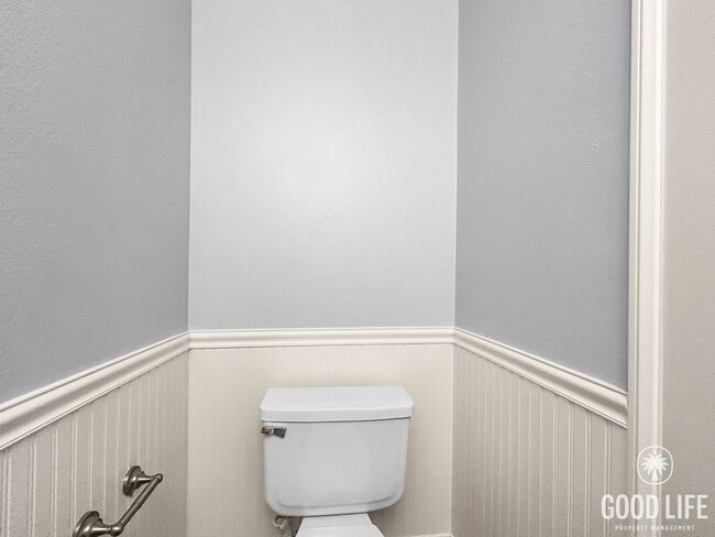 Building Photo - Stunning 2BD/2.5BA W/ In-Unit Laundry and ...