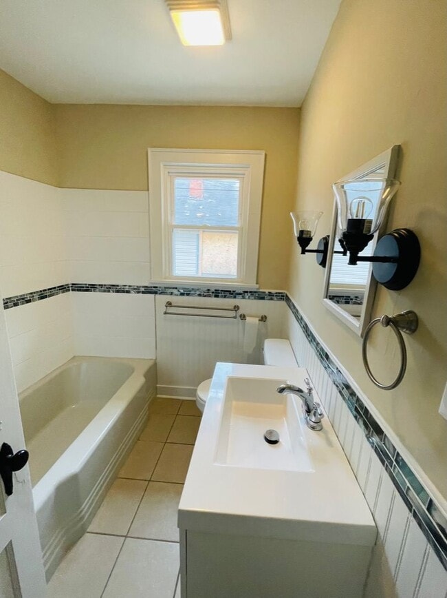 Building Photo - Section 8 Approved 3bedroom 1 Bath