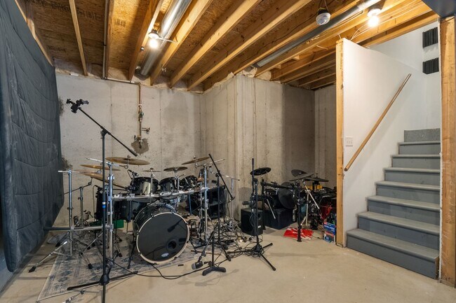Building Photo - Stunning 4-bedroom, 2.5-bathroom rental of...