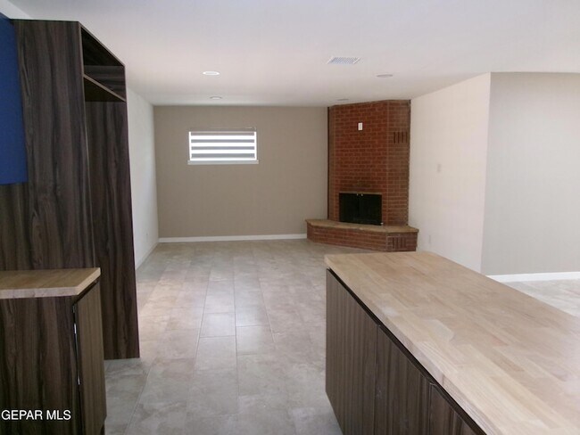 Building Photo - 6253 Dew Dr