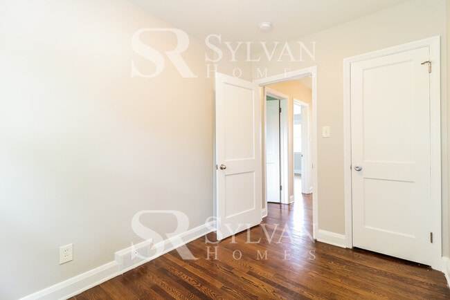 Building Photo - Lovely move-in ready 4-bedroom, 2-bath tow...