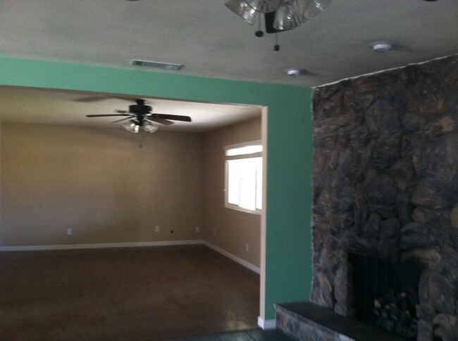 Building Photo - 3 Bedroom Home in Northwest Visalia off of...