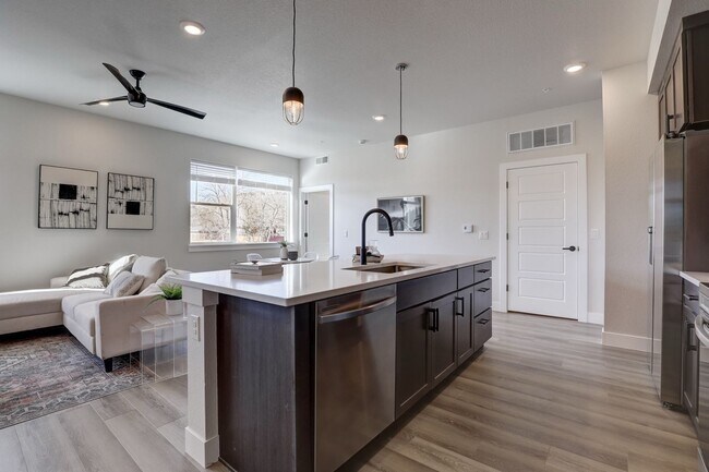 Building Photo - Modern 2 bedroom 2 bathrooms available in ...