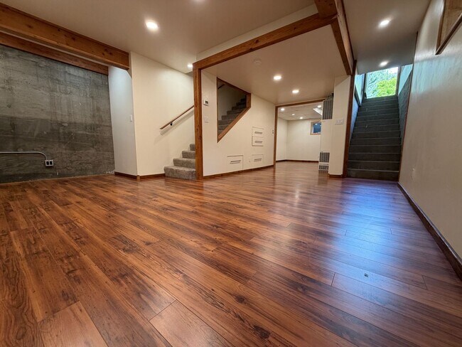 Building Photo - 2708 Delwood Ave