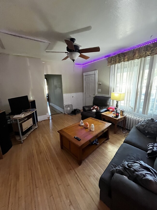 Building Photo - Huge 4 bed 1 bath very close to Water St. and UWEC!