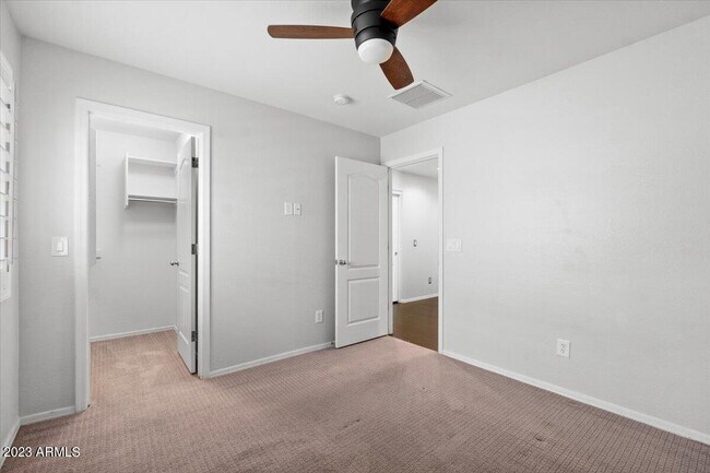 Building Photo - 2039 E Saddlebrook Rd