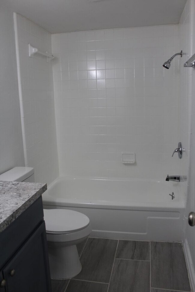 Building Photo - 2 bed & office on the South Side!