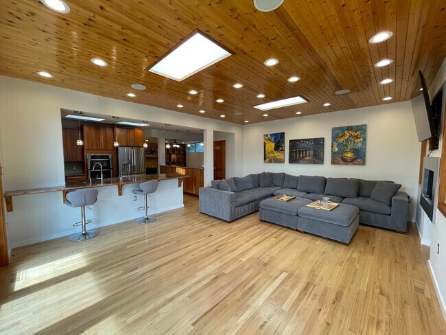 Building Photo - Show Stopper!