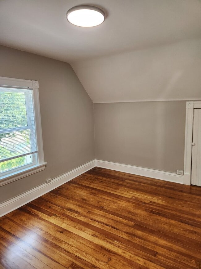 Building Photo - 3/2/1 Newly remodeled, near saddle creek, and med center