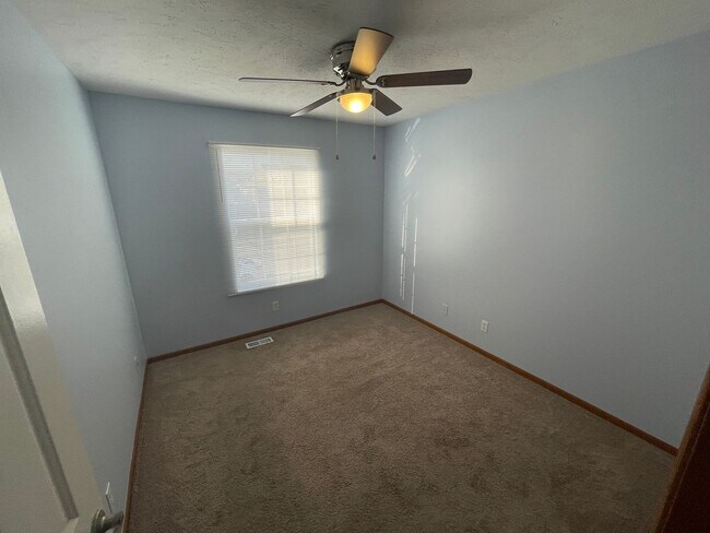 Building Photo - Spacious Home!!