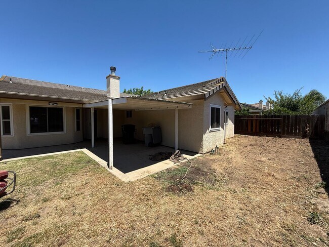 Building Photo - Single Story home in Riverbank's Crossroads Subdivision!