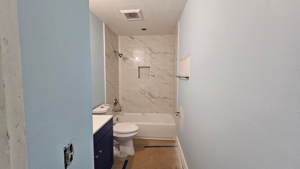 Full Bathroom - 2262 NW 59th Way