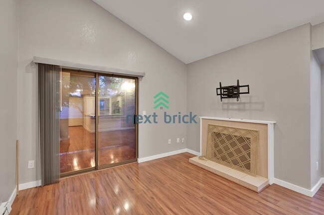 Building Photo - Beautifully Spacious Top-Floor Condo in th...