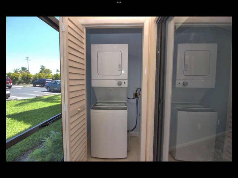 In-unit washer and dryer - 1985 NE Collins Cir