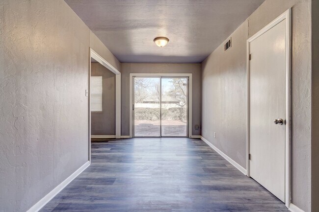 Building Photo - Stunning Remodeled 3-Bedroom Property