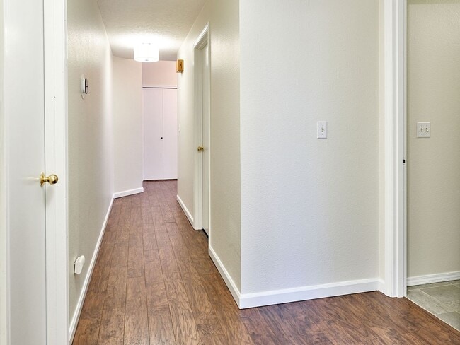 Building Photo - 3 bed, 2 bath single-level home in South Salem