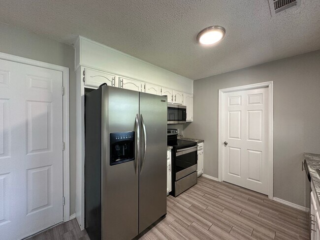 Building Photo - Cozy Elegance: Beautiful 2 Bed, 2.5 Bath H...