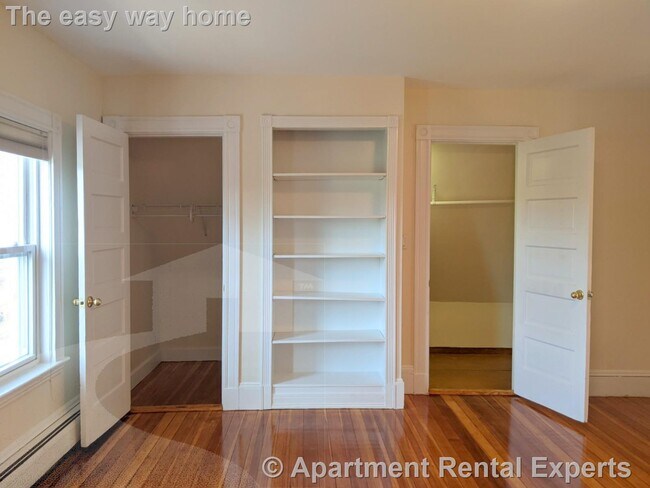 Building Photo - Nicely Updated Top Floor Two Bed Near Davi...