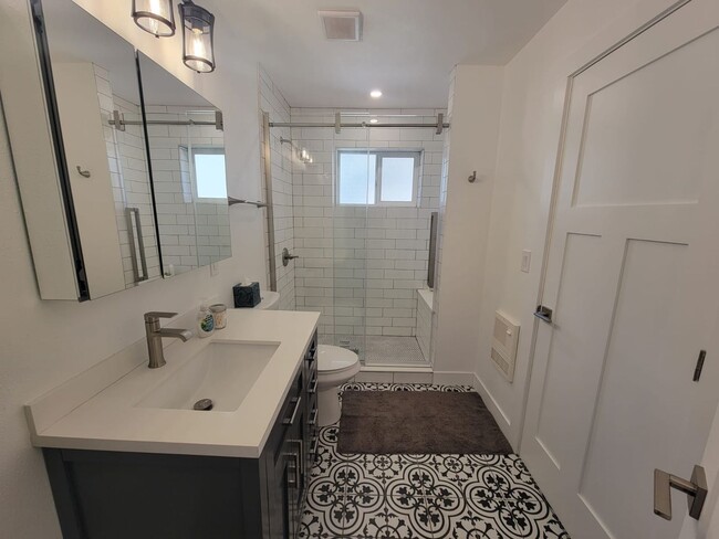 Building Photo - Spacious 4-bedroom + study home; Includes ...