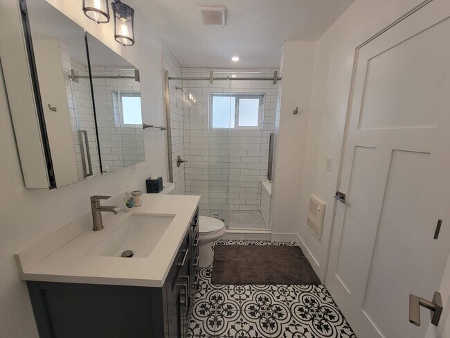 Building Photo - Spacious 4-bedroom + study home; Includes Hot tub and Pool Table - Avail. Now!