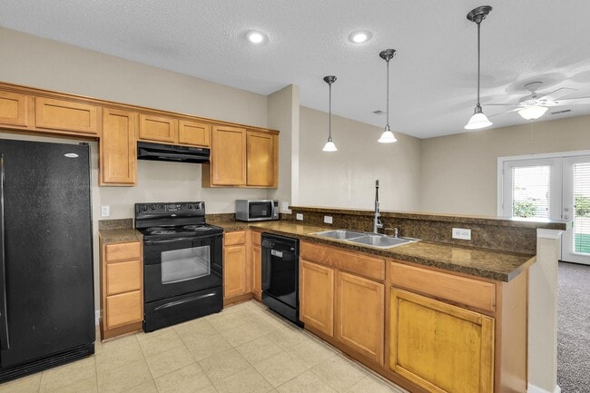 Building Photo - Charming 3-Bed Townhome in Prime Richmond Hill Location!