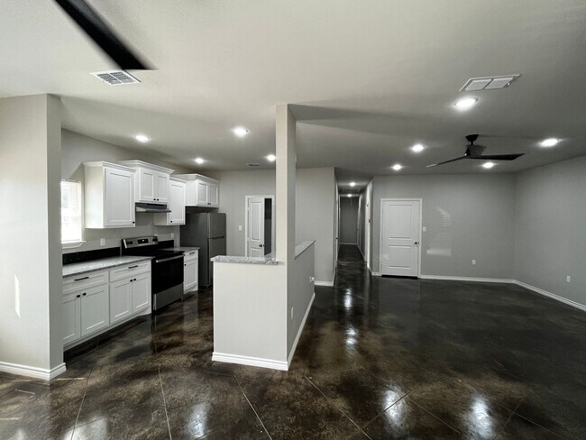 Building Photo - 705 County Rd 326 E
