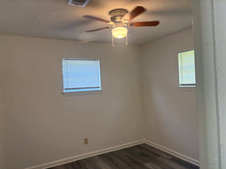 Building Photo - 822 Jane Dr