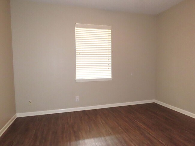 Building Photo - South Tyler! Beautiful 4 Bedroom, 3 Bath House