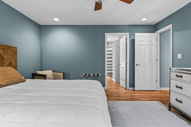 Building Photo - Prime Time Normal Town Living Home!