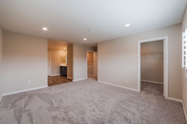 Building Photo - Beautiful Gardena Condominium in Gated Com...