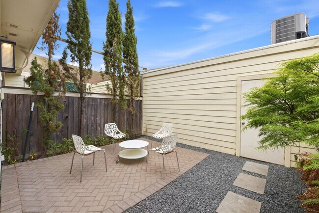 Building Photo - 1011 Fountain View Dr