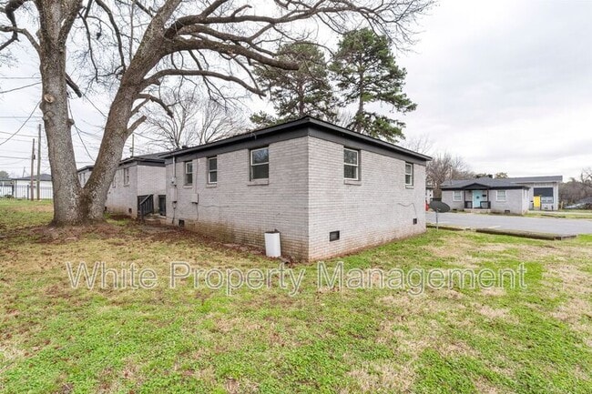 Building Photo - 2317 Julia Ave