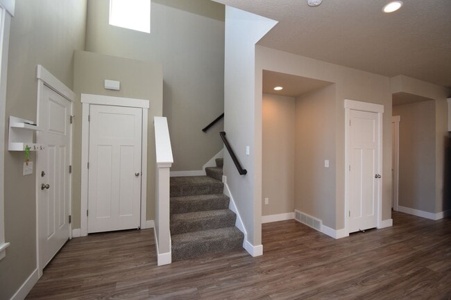 Building Photo - Charming 4 bed Sandy Home, with HOA in Fantastic Location!!!