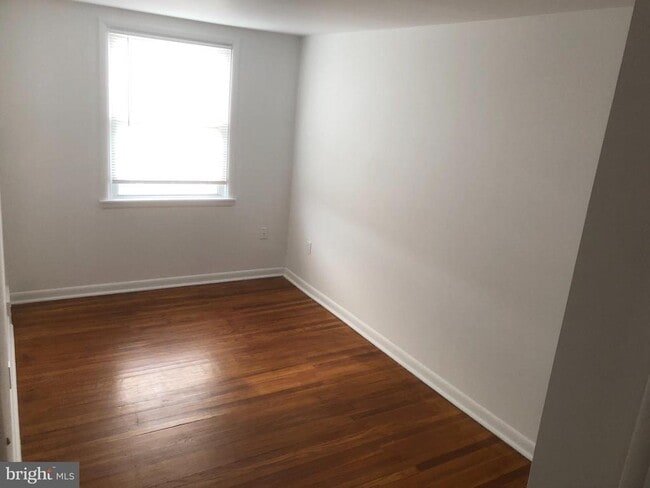 Building Photo - 1230 Sycamore Ave