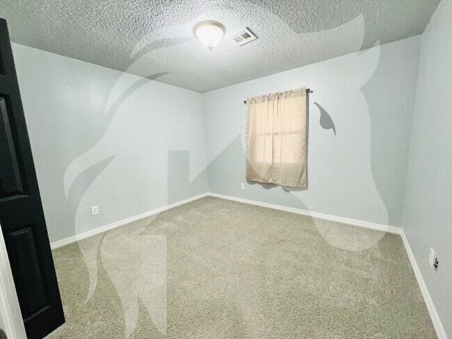Building Photo - "Charming 3-Bedroom Oasis on 4th Street wi...